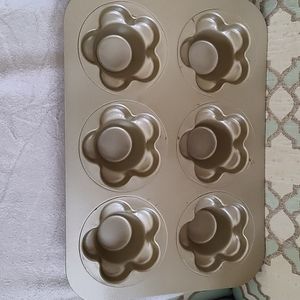 Flower Shaped Six Jumbo Cupcake Pan